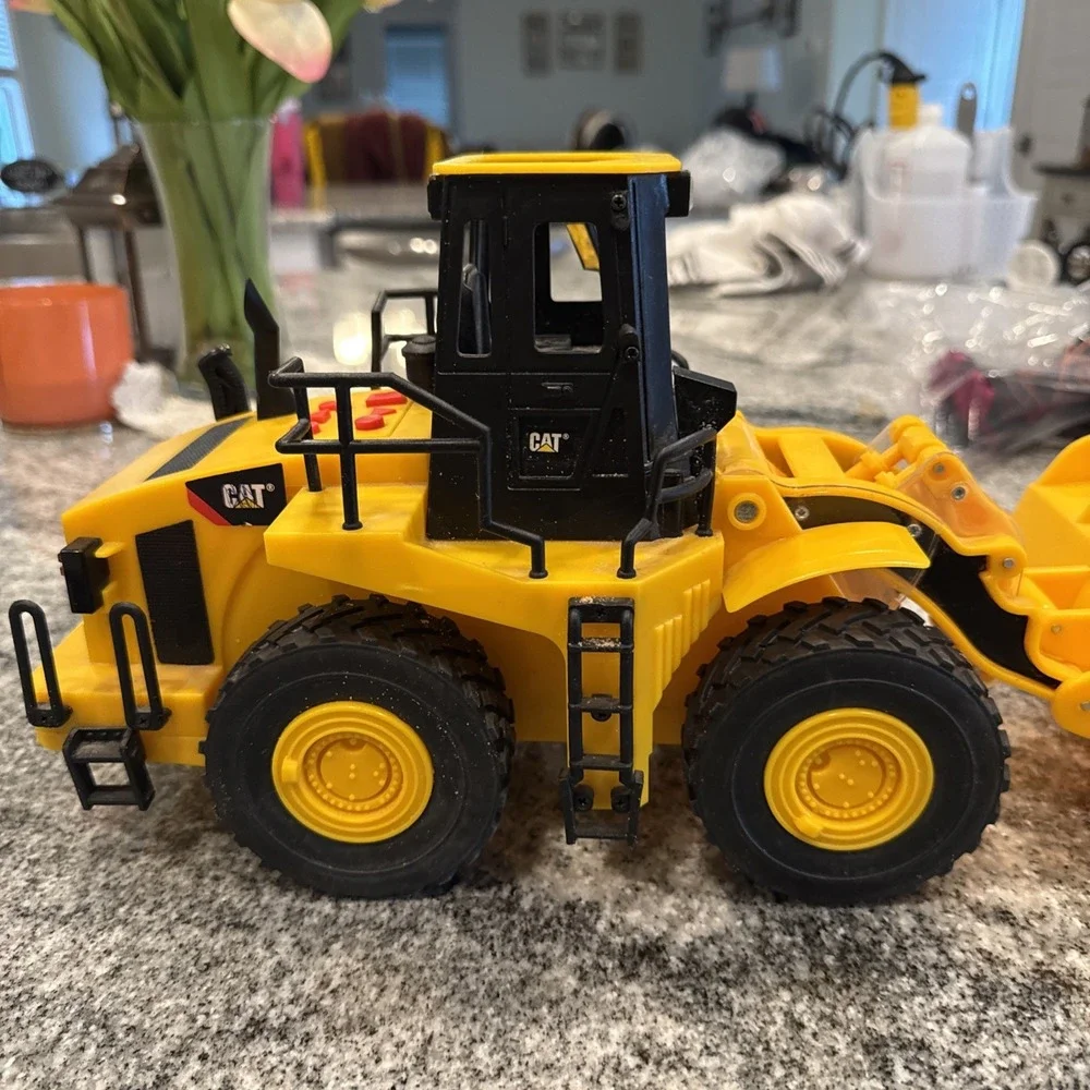 CAT Caterpillar Bulldozer Construction Vehicle moves Sounds‎ Lights Works 12